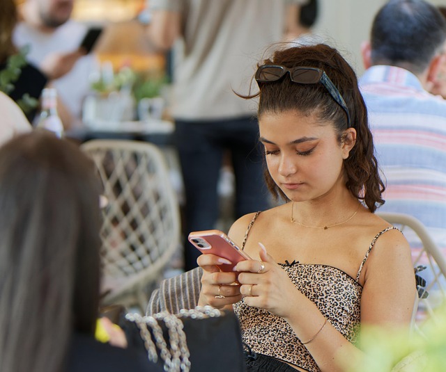 מחזיק טלפון בידיו